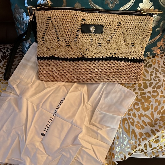 I am selling a new never used purse/wristlet. - Picture 4 of 6